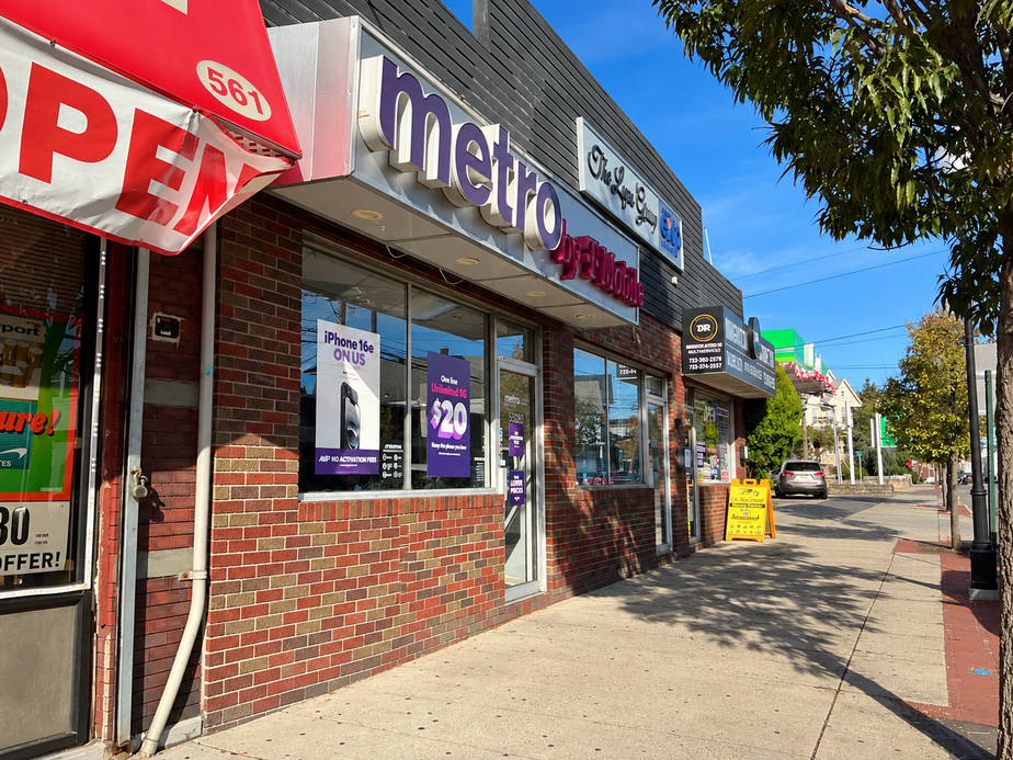 Metro by T-Mobile 563 Amboy Ave - 563 Amboy Ave 