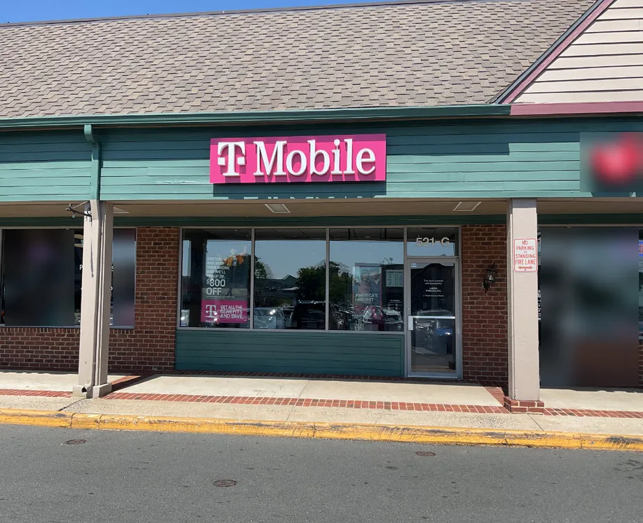  Exterior photo of T-Mobile Store at Bellewood Commons, Leesburg, VA 