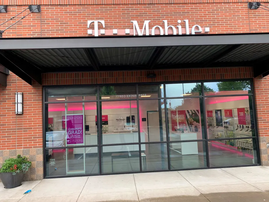 Exterior photo of T-Mobile store at N Center Avenue & I-5, Portland, OR