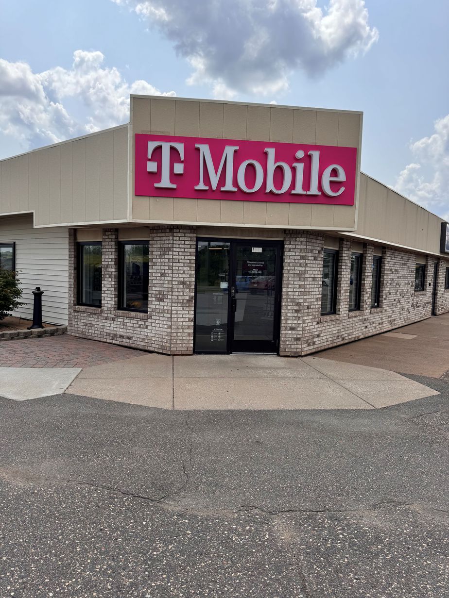 Exterior photo of T-Mobile Store at Minnesota 95 & Garfield St N, Cambridge, MN
