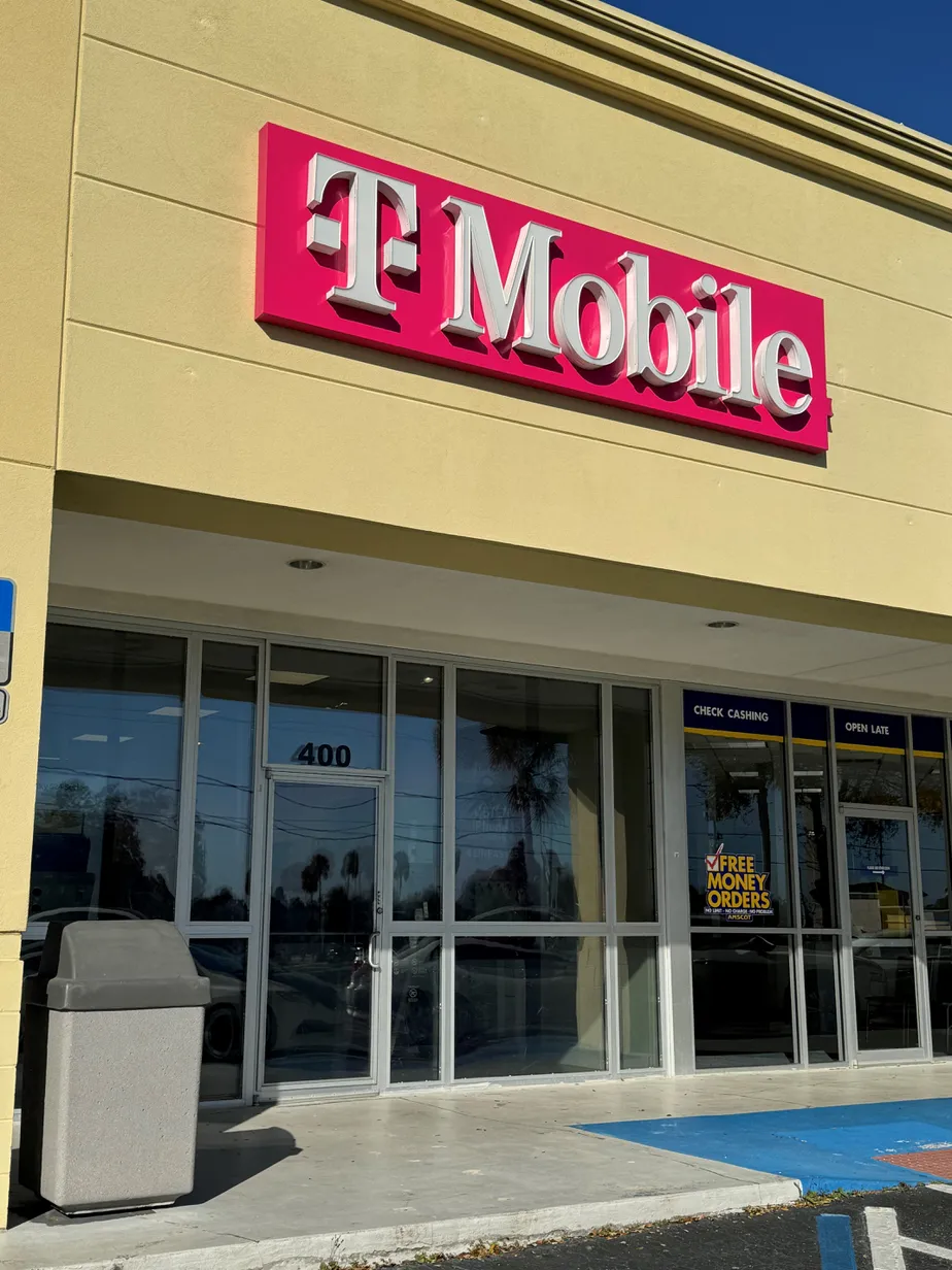 Foto del exterior de la tienda T-Mobile en Century Plaza, Orlando, FL