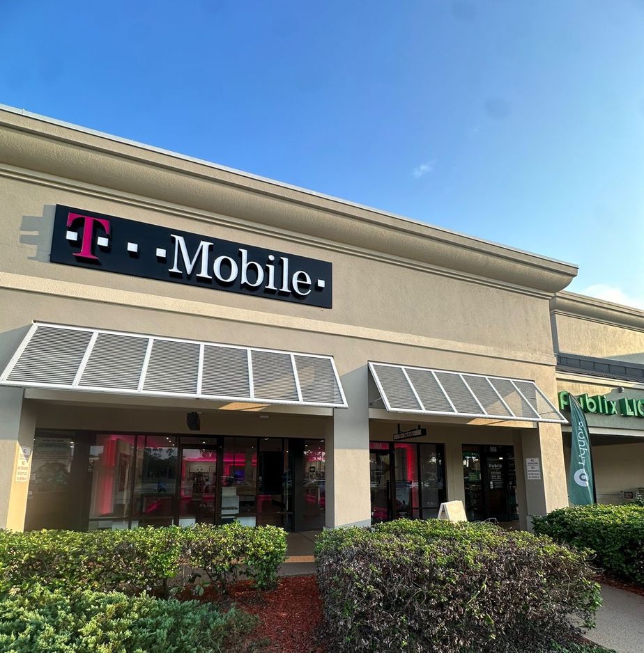 Exterior photo of T-Mobile Store at Bee Ridge Rd & Cattleman Rd, Sarasota, FL