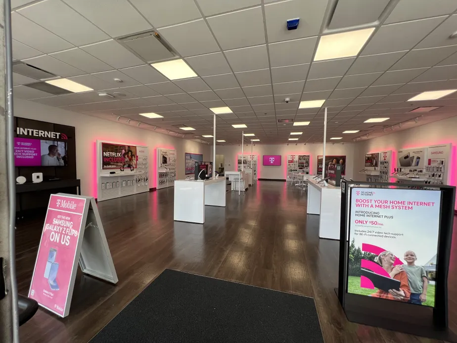  Interior photo of T-Mobile Store at Sunrise Blvd & NW 20th Ct, Plantation, FL 