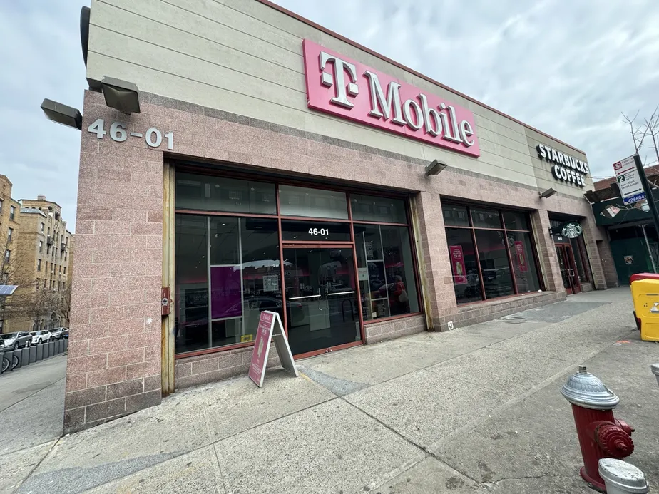Foto del exterior de la tienda T-Mobile en 46th Ave & Queens Blvd, Queens, NY