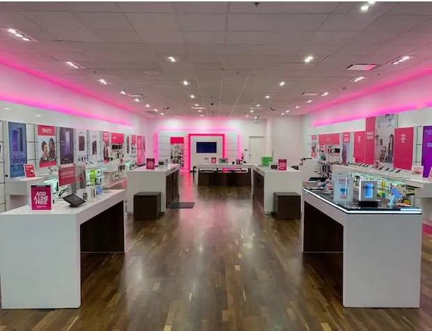 Foto del interior de la tienda T-Mobile en Plaza Bonita, National City, CA