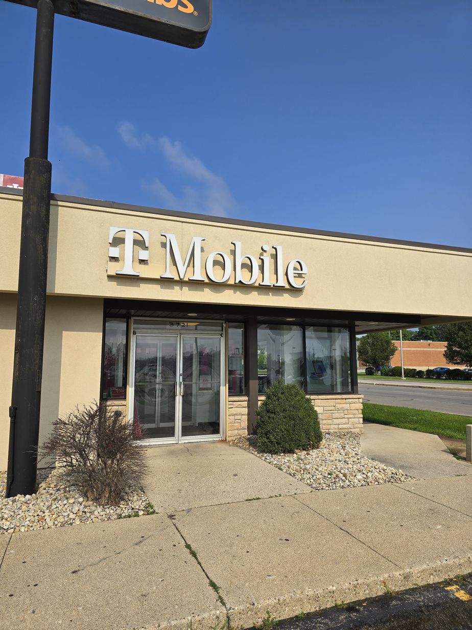 Exterior photo of T-Mobile Store at Main St & S 37th St, Richmond, IN