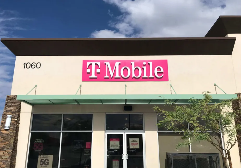 Foto del exterior de la tienda T-Mobile en S Harrison Rd & E Old Spanish Trail, Tucson, AZ