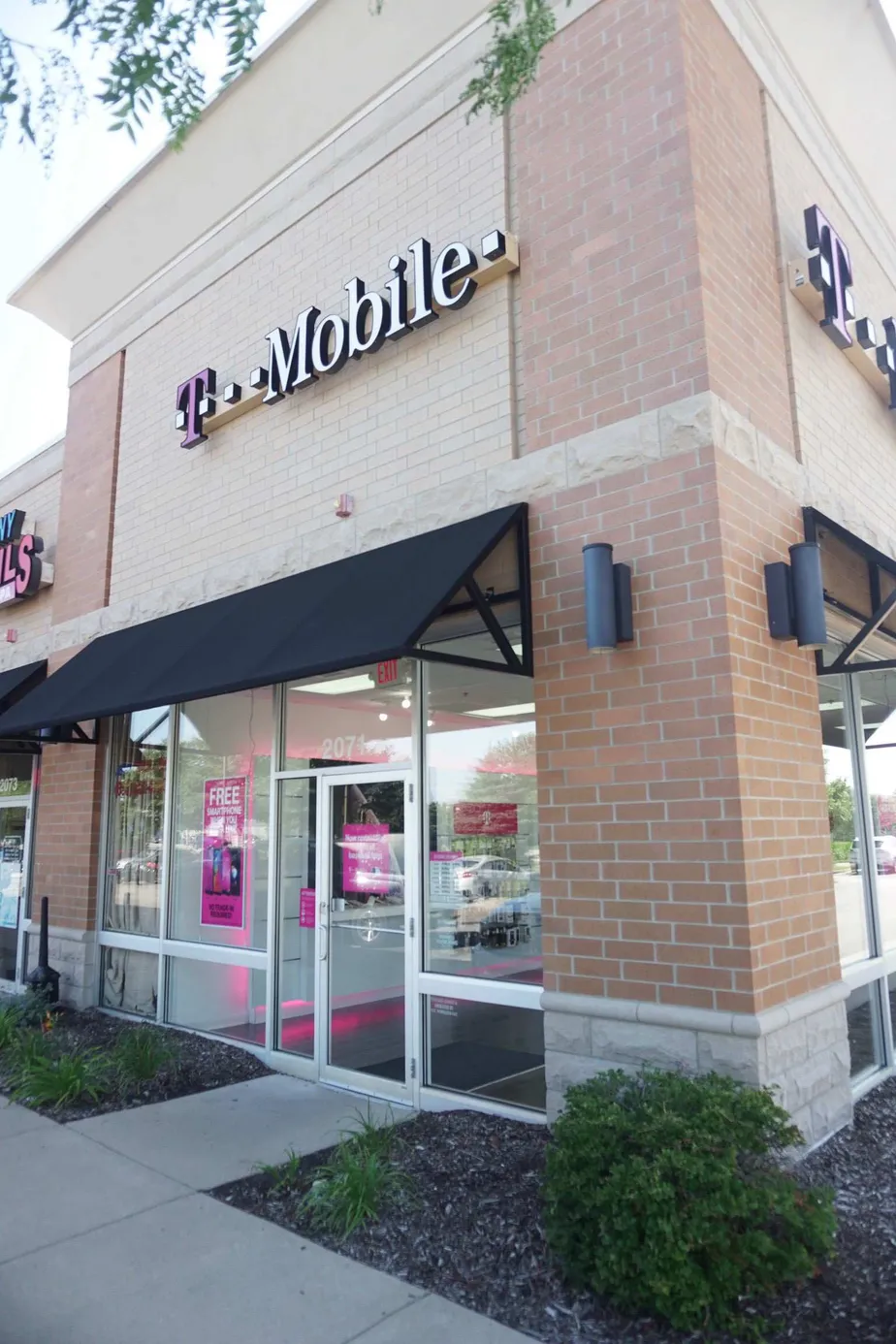 Exterior photo of T-Mobile store at Orchard Rd & Brentwood Rd 2, Montgomery, IL