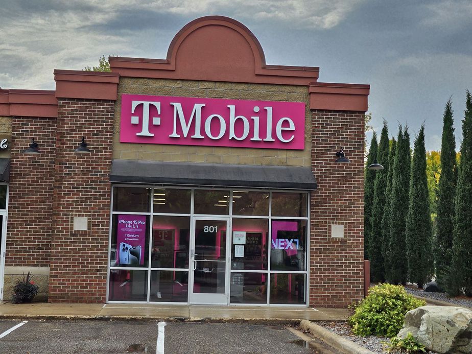 Exterior photo of T-Mobile Store at Main & 7th, New Prague, MN