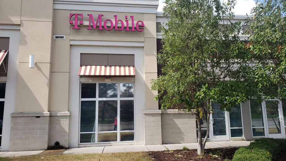 Foto del exterior de la tienda T-Mobile en Jefferson Ave & Bland Blvd, Newport News, VA