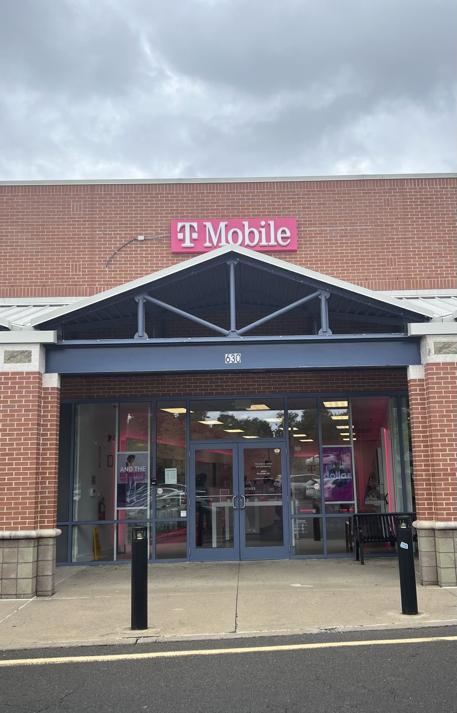 Exterior photo of T-Mobile Store at Nassau Park Blvd & Quaker Rd, Princeton, NJ