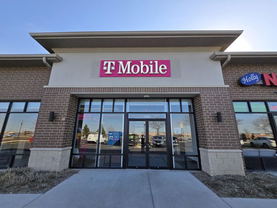 Exterior photo of T-Mobile Store at Randall & County Line, Algonquin, IL