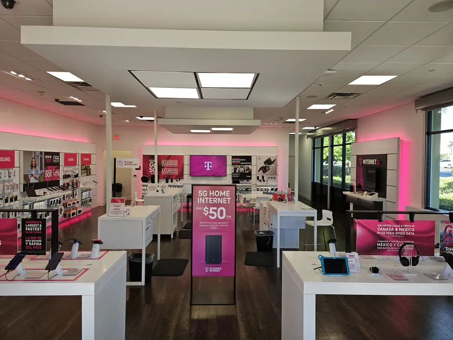 Foto del interior de la tienda T-Mobile en Hwy 60 & Nason, Moreno Valley, CA