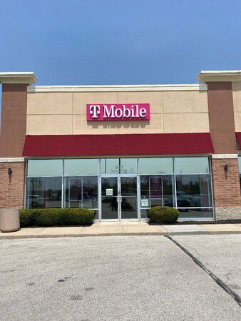  Exterior photo of T-Mobile Store at Butterfield Rd & Naperville Rd, Wheaton, IL 