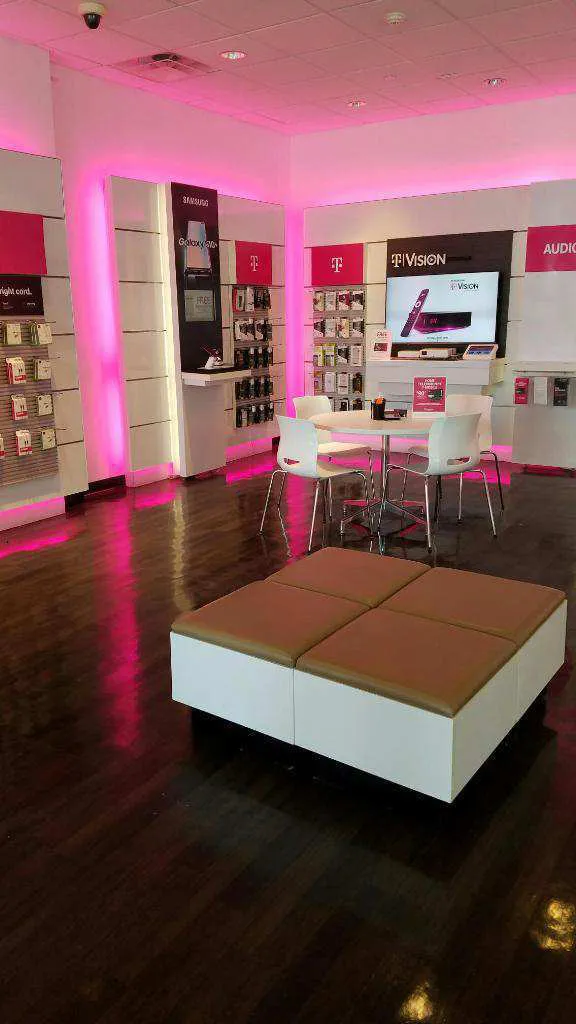 Foto del interior de la tienda T-Mobile en Northern Blvd & Old Northern Blvd, Roslyn, NY