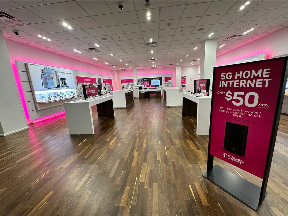 Foto del interior de la tienda T-Mobile en Stoneridge Mall, Pleasanton, CA