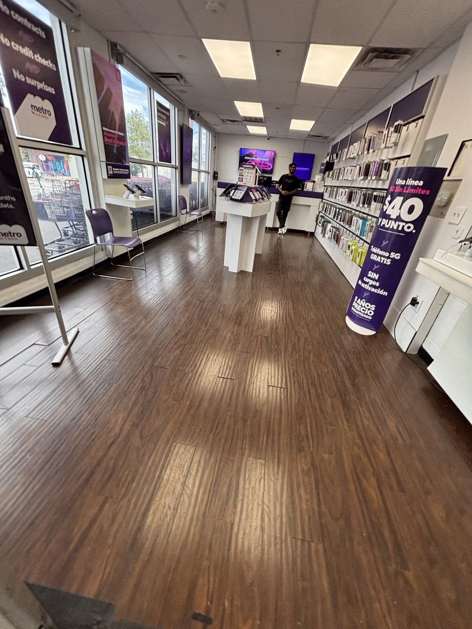 Metro by T-Mobile 2701 E 7th St - 2701 E 7th St 