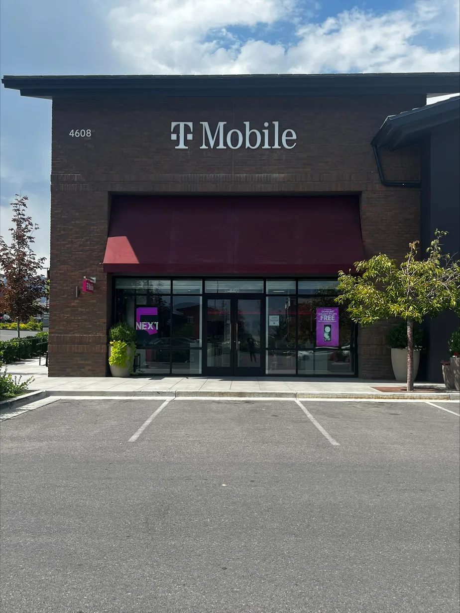 Foto del exterior de la tienda T-Mobile en Mountain View Village, Riverton, UT