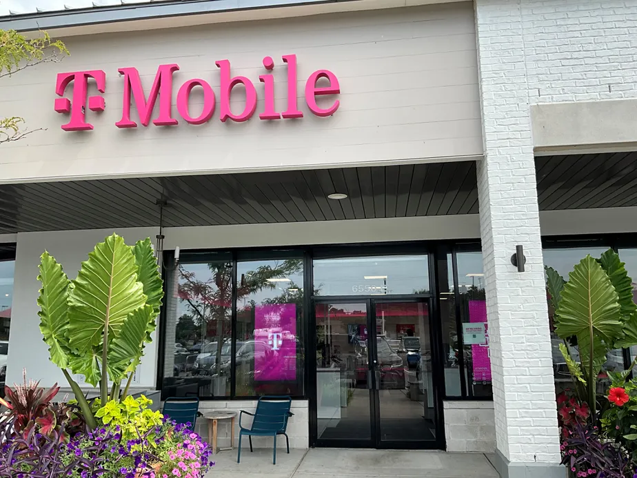 Foto del exterior de la tienda T-Mobile en Ltl River Tpke & Braddock Rd, Alexandria, VA