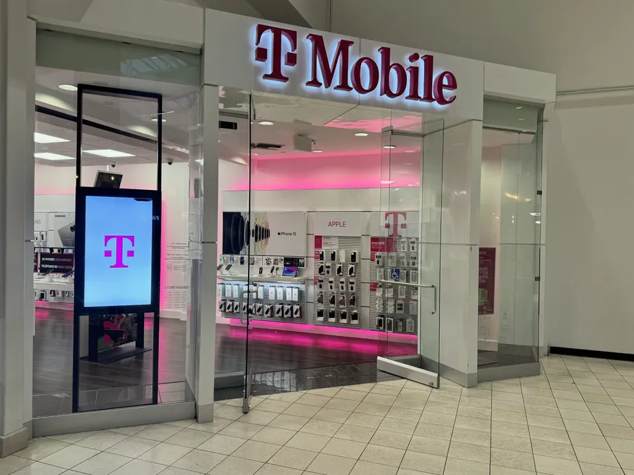 Foto del exterior de la tienda T-Mobile en Topanga Mall, Canoga Park, CA