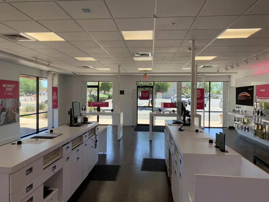 Foto del interior de la tienda T-Mobile en E Broadway Blvd & S Kino Pkwy, Tucson, AZ