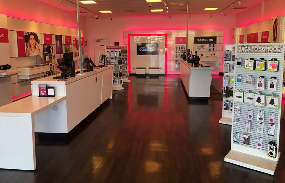 Foto del interior de la tienda T-Mobile en 22nd & Kolb, Tucson, AZ