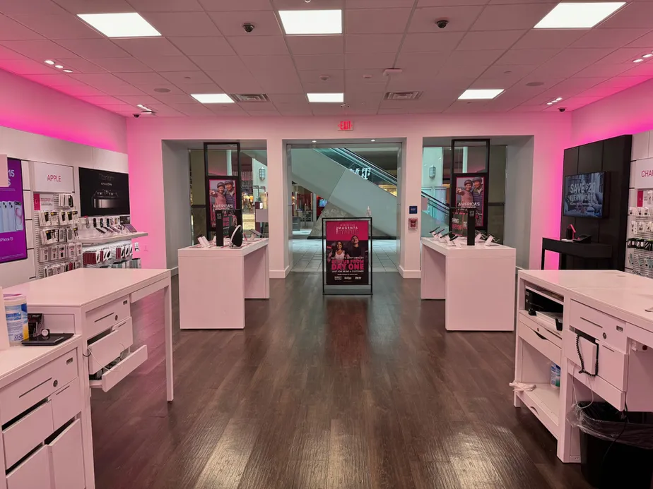 Foto del interior de la tienda T-Mobile en Emerald Square, North Attleboro, MA