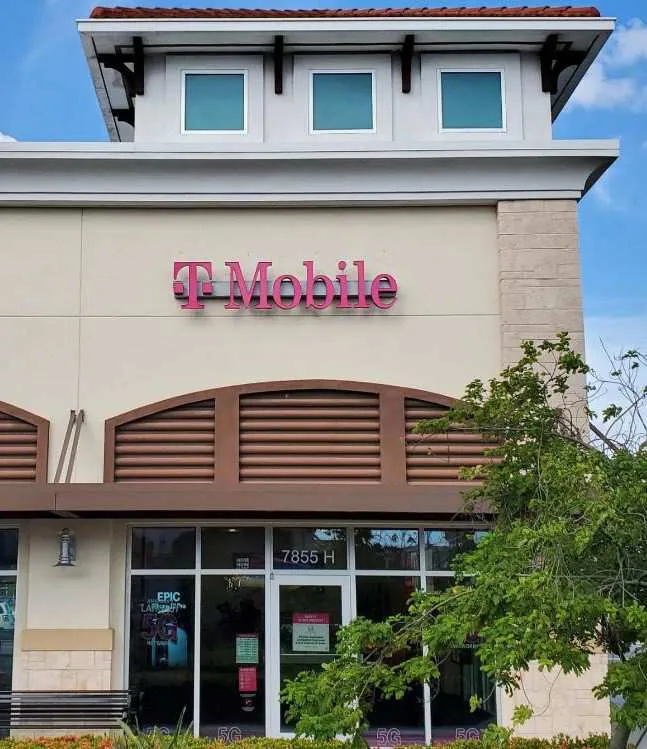 Exterior photo of T-Mobile store at 113th St & Park Blvd, Seminole, FL