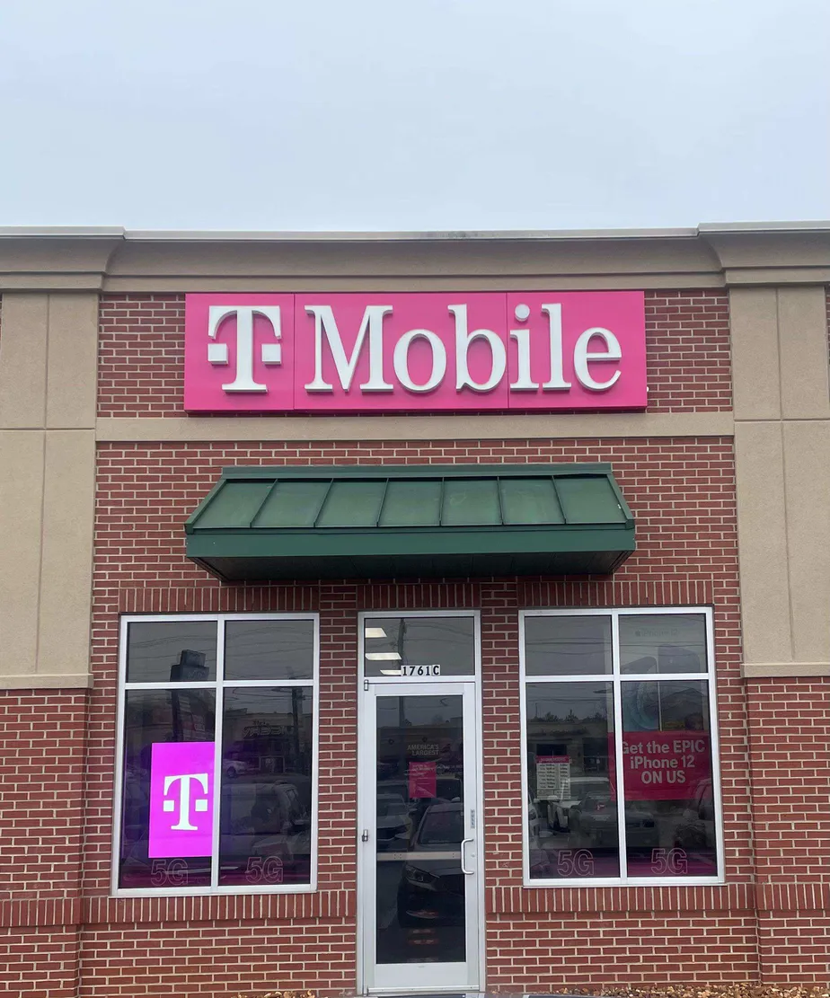  Exterior photo of T-Mobile store at Tiny Town Rd & Trenton Rd, Clarksville, TN 
