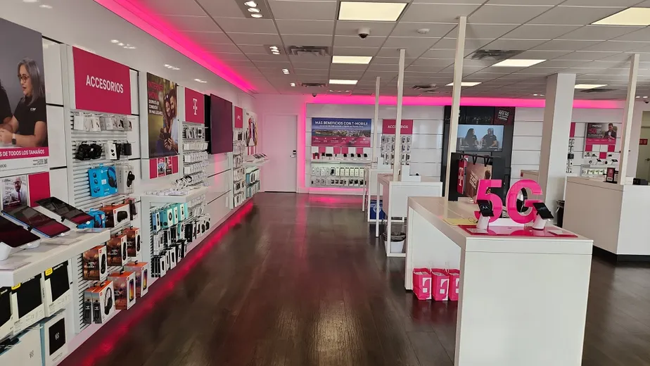 Foto del interior de la tienda T-Mobile en Plaza Del Norte, Hatillo, PR
