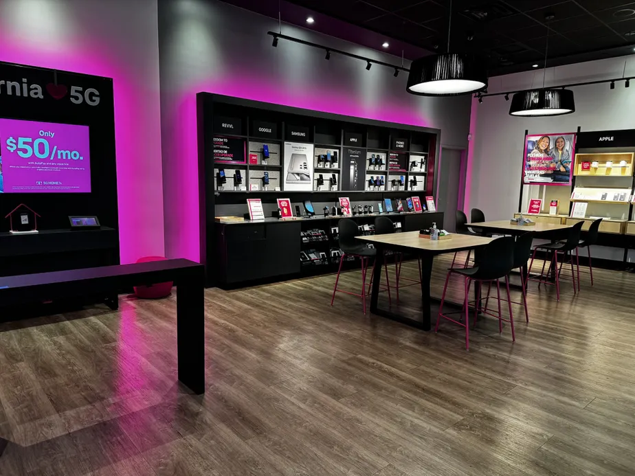 Foto del interior de la tienda T-Mobile en Northridge Mall, Salinas, CA