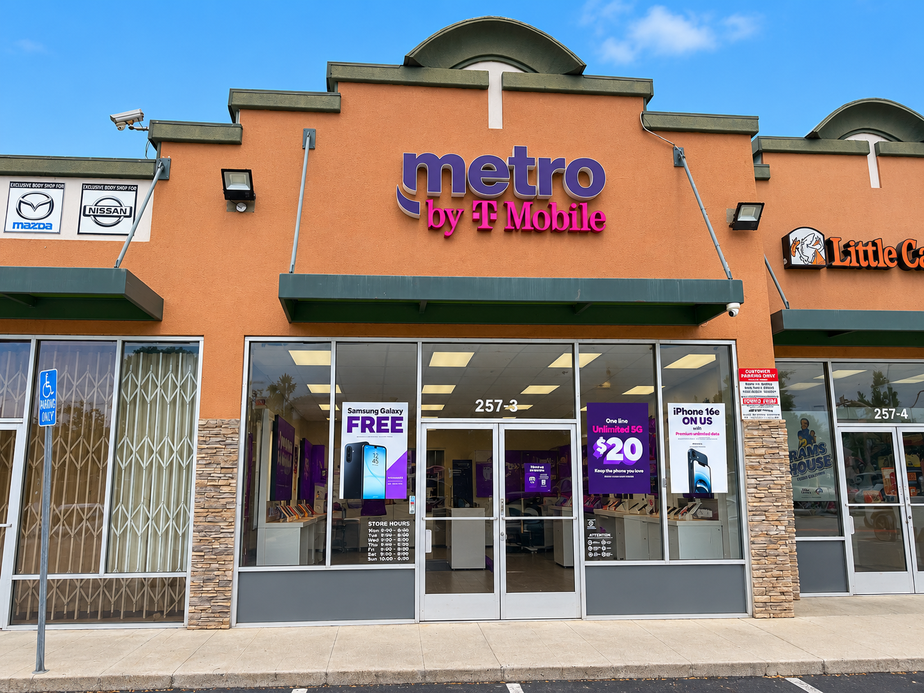 Metro by T-Mobile 257 North La Brea Avenue - 257 North La Brea Avenue 