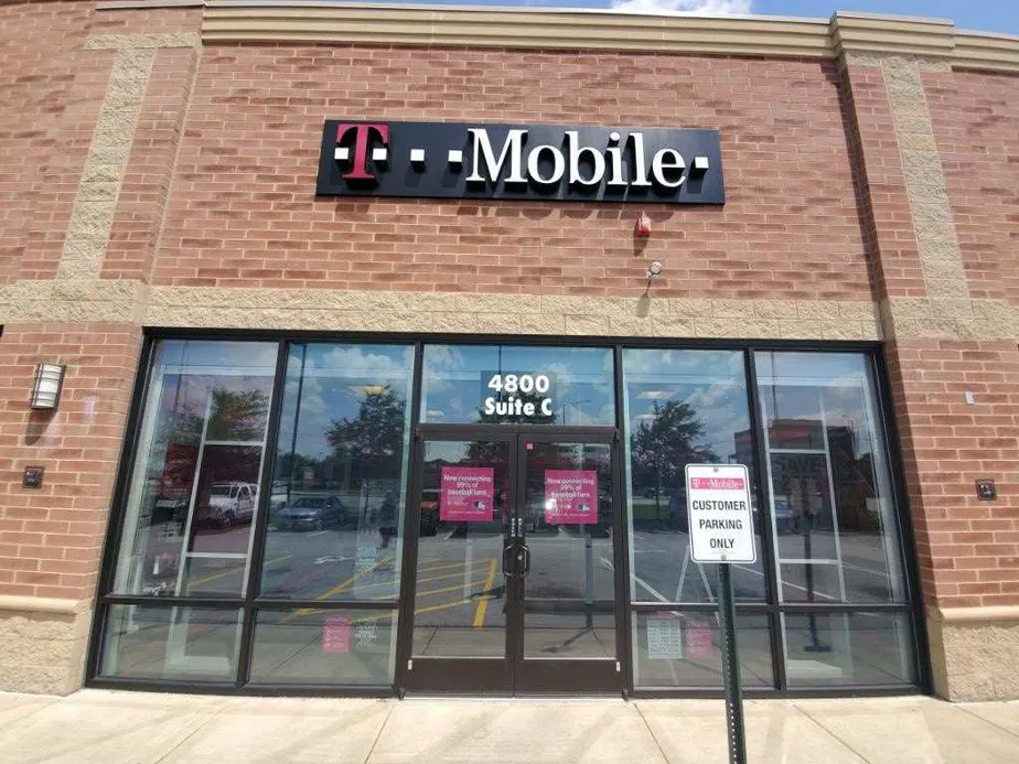 Exterior photo of T-Mobile store at Lincoln Hwy & Cicero, Matteson, IL