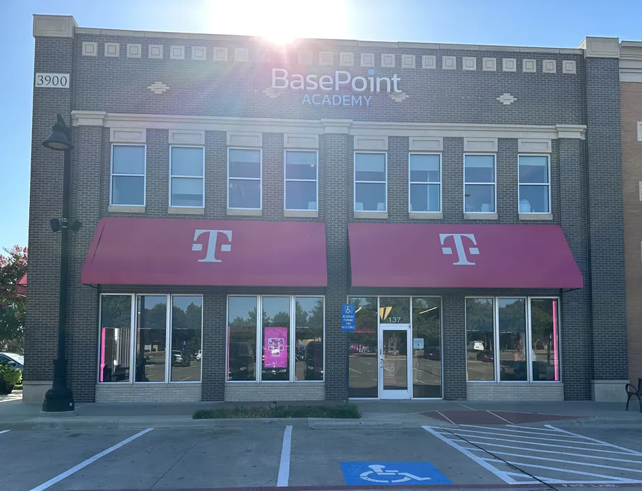 Foto del exterior de la tienda T-Mobile en Arlington Highlands, Arlington, TX