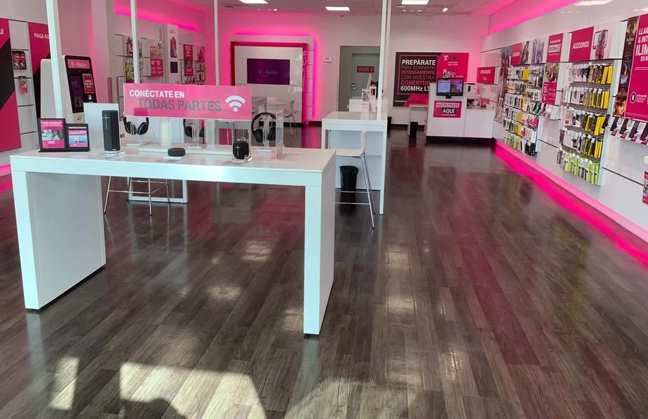Foto del interior de la tienda T-Mobile en Plaza Anasco, Anasco, PR