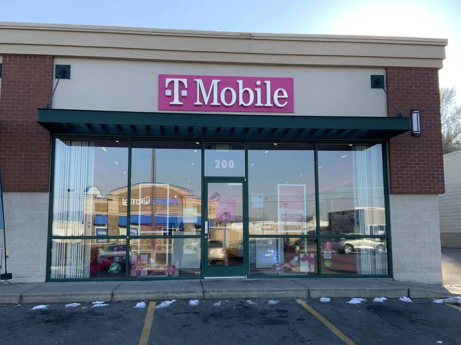 Foto del exterior de la tienda T-Mobile en Sprague & Custer, Spokane, WA