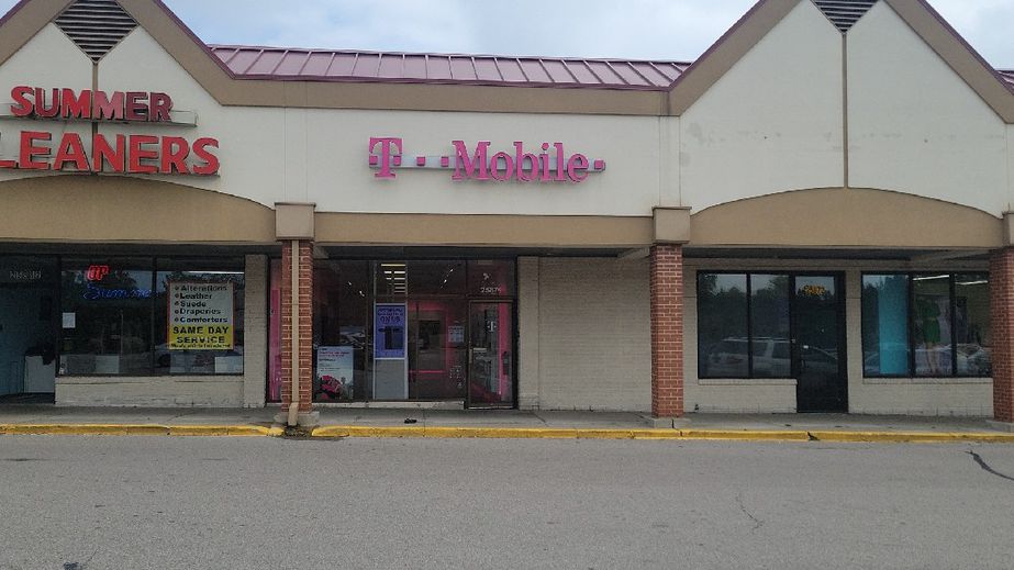 Exterior photo of T-Mobile Store at Middlebelt Rd & W Eleven Mile Rd, Farmington Hills, MI