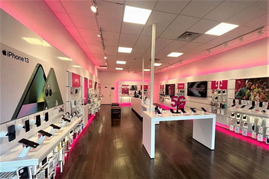 Foto del interior de la tienda T-Mobile en The Crossings Shopping Center, Smyrna, GA
