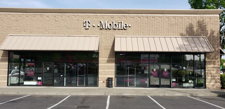  Exterior photo of T-Mobile Store at Burnside & Eastman Parkway, Gresham, OR 