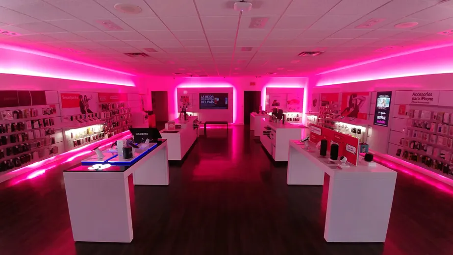 Foto del interior de la tienda T-Mobile en Camino DE LA Plaza & Willow, San Ysidro, CA