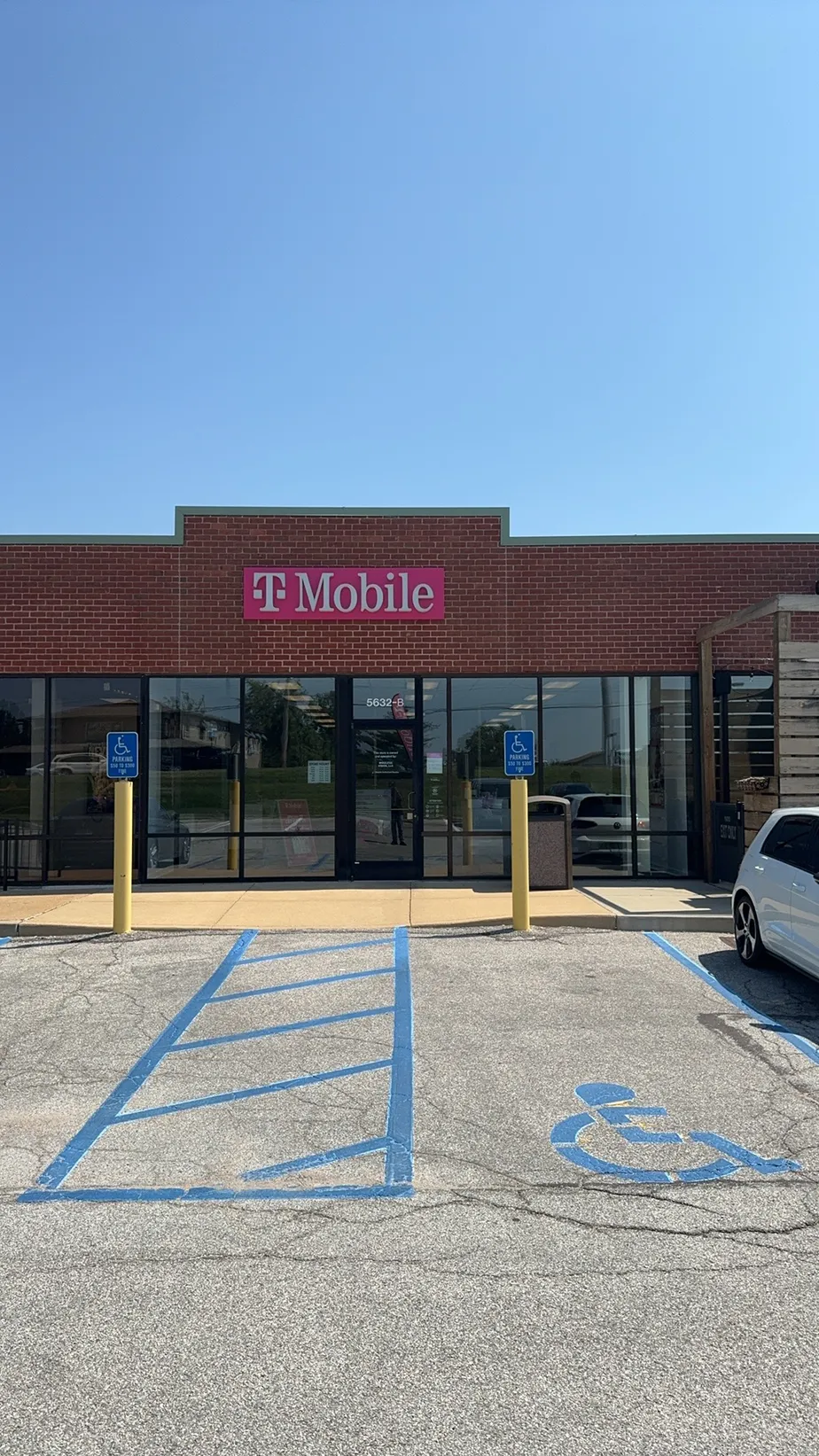  Exterior photo of T-Mobile Store at Telegraph Rd & Gebhardt Dr, Saint Louis, MO 