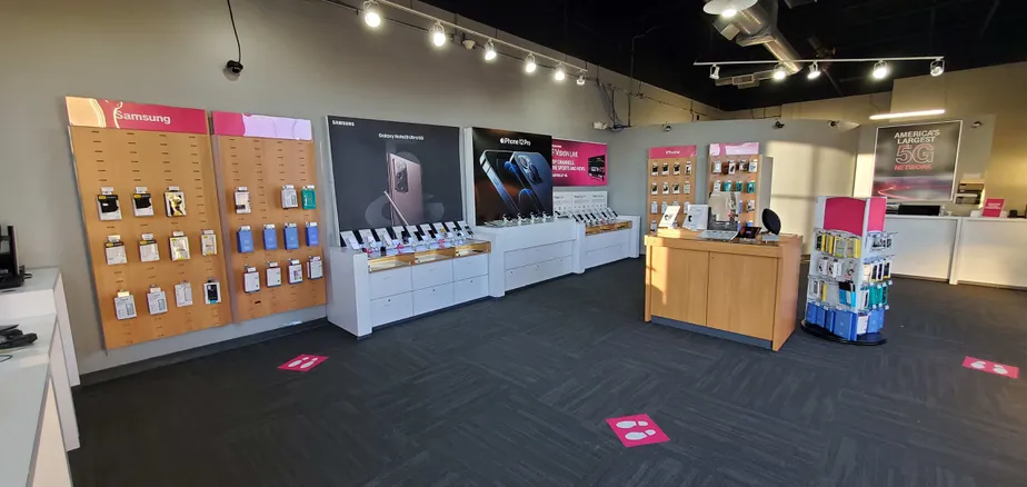 Foto del interior de la tienda T-Mobile en Hazel Dell Xing & Sunny Dell Ln, Noblesville, IN