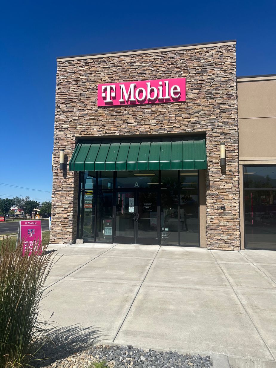 Exterior photo of T-Mobile Store at Harris Plaza, Layton, UT