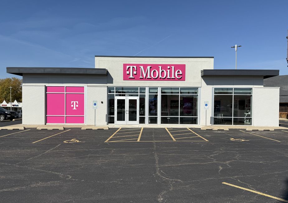 Exterior photo of T-Mobile Store at Glen & University, Peoria, IL
