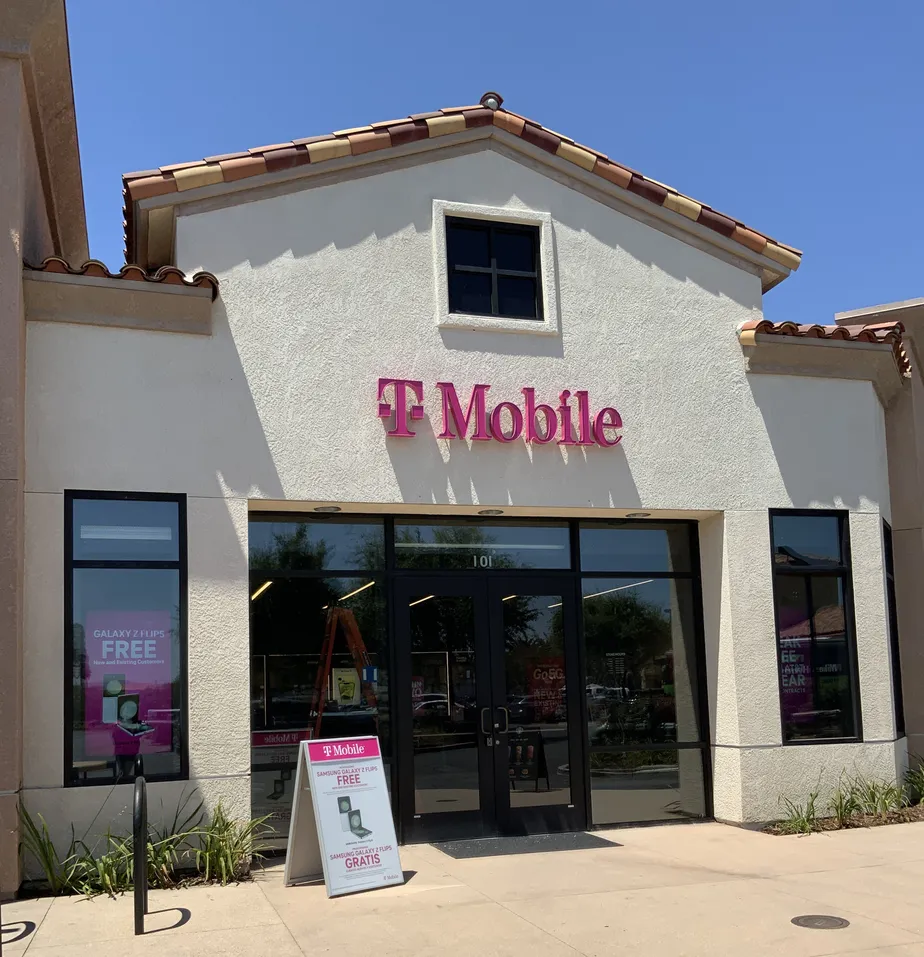 Foto del exterior de la tienda T-Mobile en Newbury Park Village, Thousand Oaks, CA