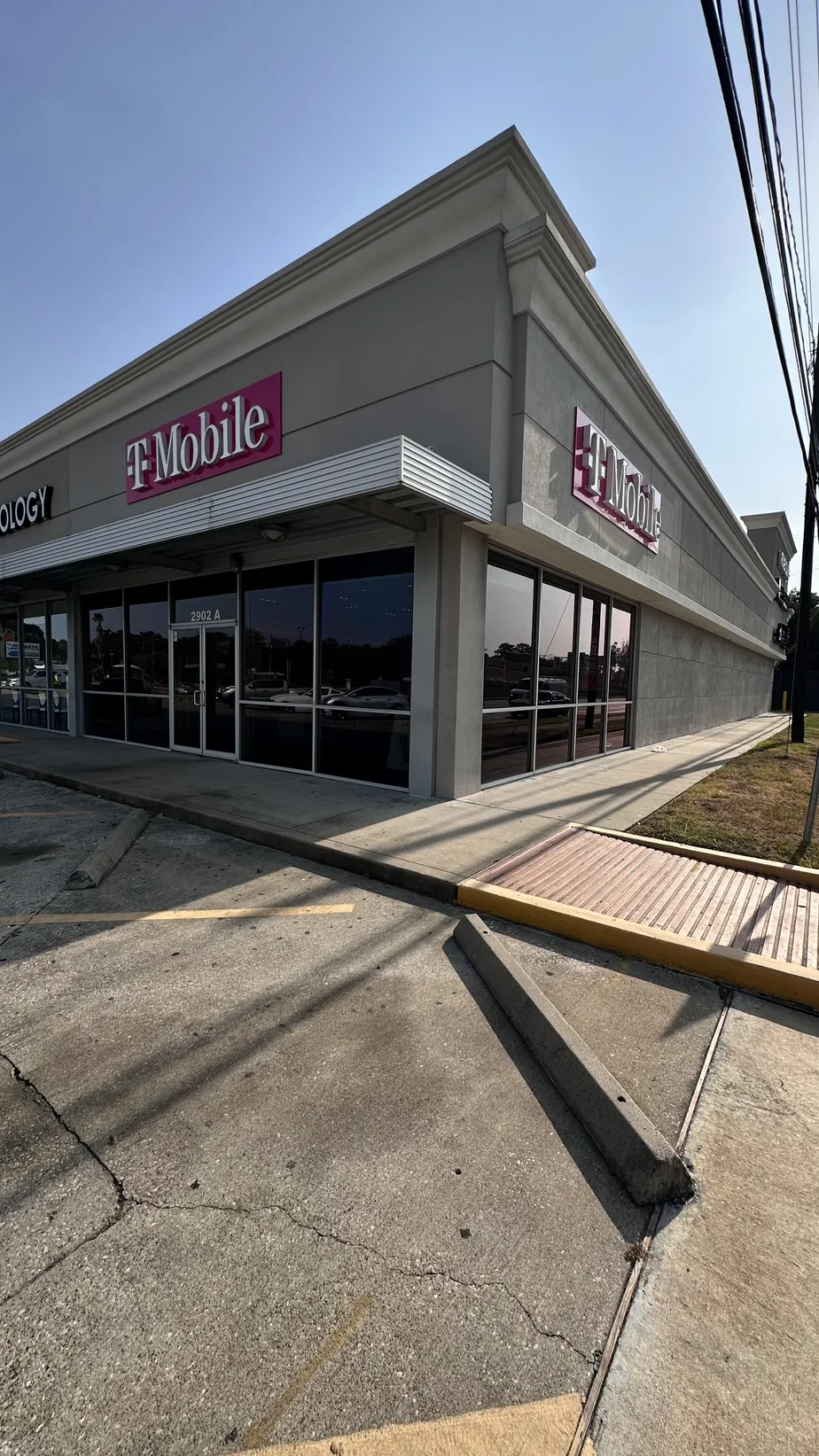 Exterior photo of T-Mobile Store at Loop 610 & N Shepherd, Houston, TX