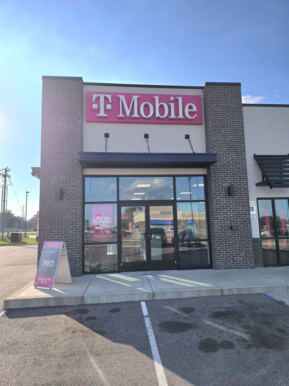 Exterior photo of T-Mobile Store at Dyersburg Commons, Dyersburg, TN