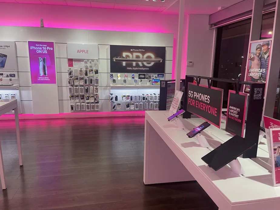  Interior photo of T-Mobile Store at E Victory Dr & Skidaway Rd, Savannah, GA 