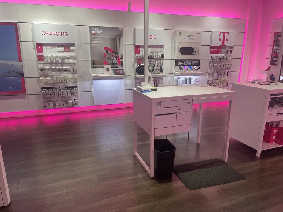  Interior photo of T-Mobile Store at E Victory Dr & Skidaway Rd, Savannah, GA 