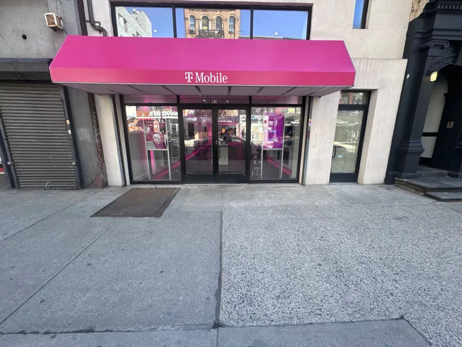 Foto del exterior de la tienda T-Mobile en Court & Livingston, Brooklyn, NY